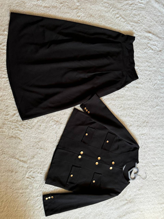 جزئیات دکمههای طلایی تزئینی ست کت دامن کرپ باربی فرانسه