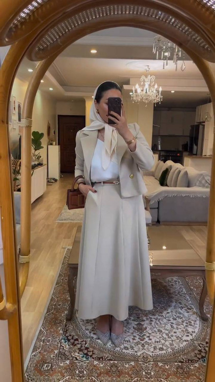 ست کت و دامن زنانه مدل نازگل رنگ استخوانی جنس مازراتی شیک