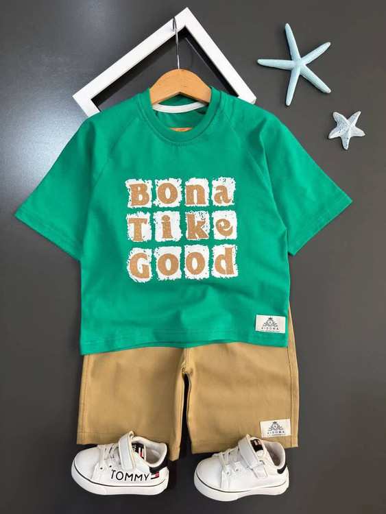 ست لباس بچگانه با تیشرت سبز پنبهای و شلوارک کتان کرم نمای روبه رو