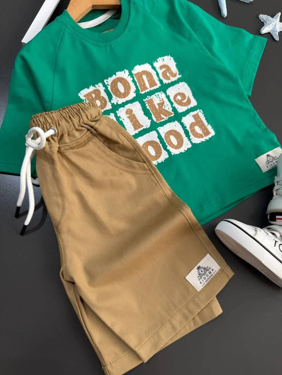 ست لباس بچگانه با تیشرت سبز پنبهای و شلوارک کتان کرم نمای روبه رو ۴