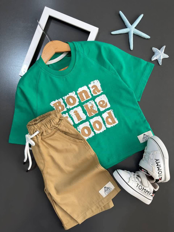 ست لباس بچگانه با تیشرت سبز پنبهای و شلوارک کتان کرم نمای روبه رو 1