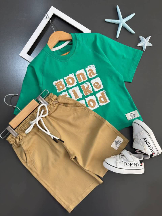 ست لباس بچگانه با تیشرت سبز پنبهای و شلوارک کتان کرم نمای روبه رو 3