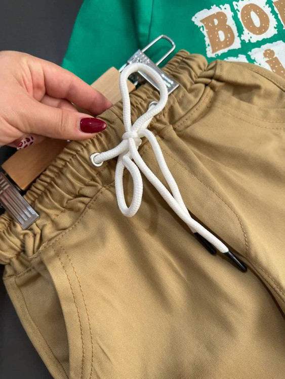 ست لباس بچگانه با تیشرت سبز پنبهای و شلوارک کتان کرم نمای روبه رو ۲