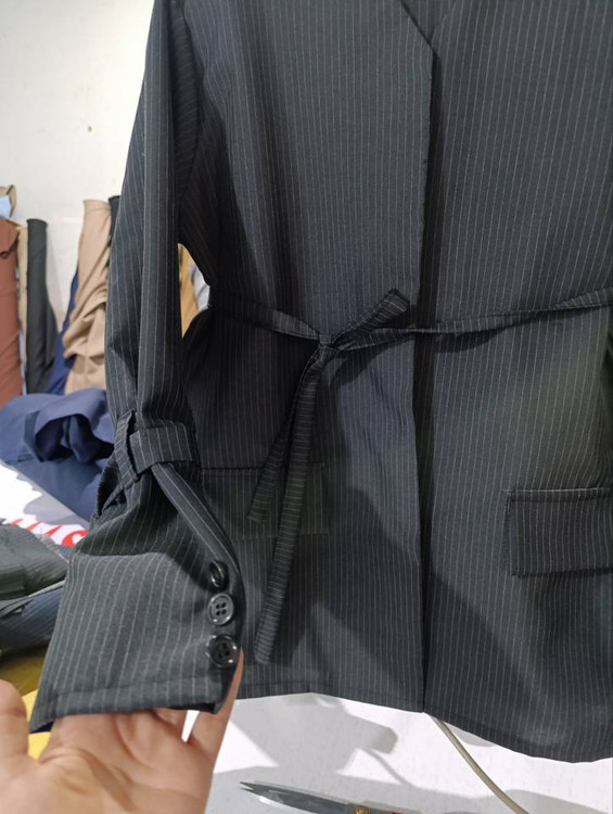 نمای نزدیک از پارچه دیپلمات کت و شلوار زنانه مدل فرشته آروما فشن