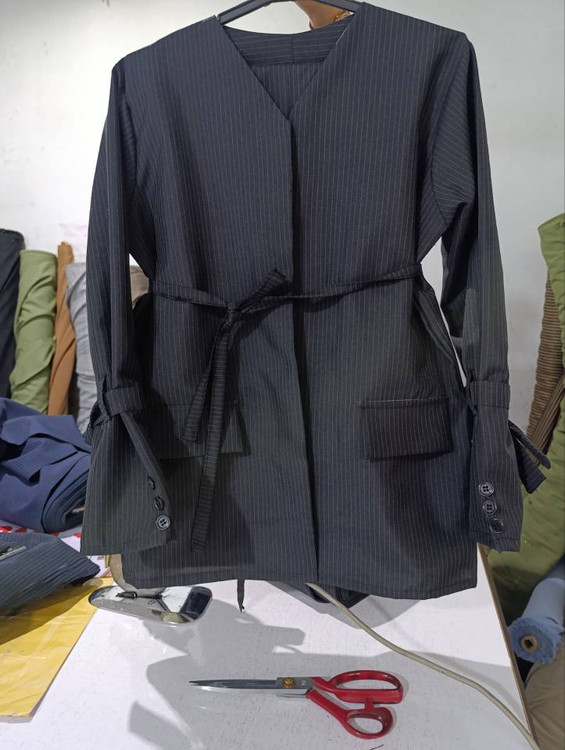 قیمت کت و شلوار زنانه دیپلمات مدل فرشته سورمه ای ارسال فوری آروما فشن