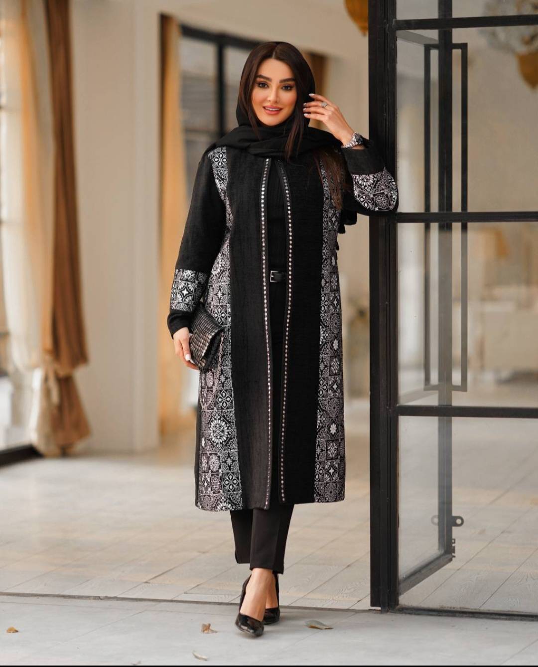 خرید مانتو مزونی اطلس مشکی کرپ مازراتی لاییکوبی شده خرجکار تافته آروما فشن Atlas Mezoni Manto