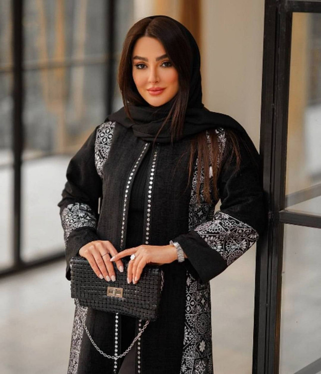 نمای نزدیک پارچه کرپ مازراتی و خرجکار تافته مانتو اطلس آروما فشن Atlas Manto Fabric Detail