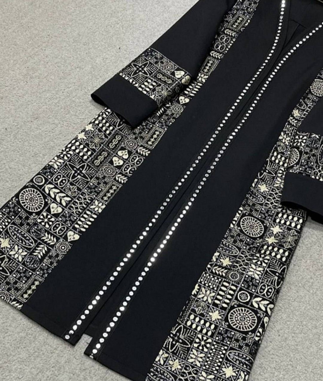 مانتو بلند مزونی اطلس مشکی مناسب مجالس و مهمانی با ارسال فوری Atlas Mezoni Style