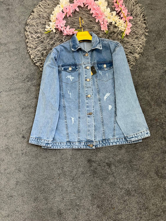 نمای نزدیک از کیفیت پارچه جین اصلی کت نسیم در رنگبندی متنوع و شیک فروشگاه آروما فشن داراب