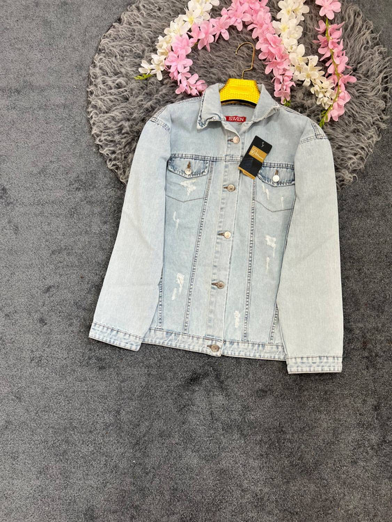 جزئیات دوخت و دکمههای کت جین نسیم اصلی با ضمانت کیفیت و قیمت مناسب در سایت آروما فشن aromafashion.ir