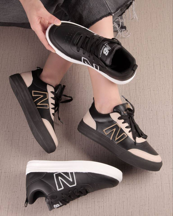 ونس مدل نیو T رنگ سفید با چرم حولهای وارداتی و زیره پی یو سبک آروما فشن مخصوص استایل اسپرت و روزمره