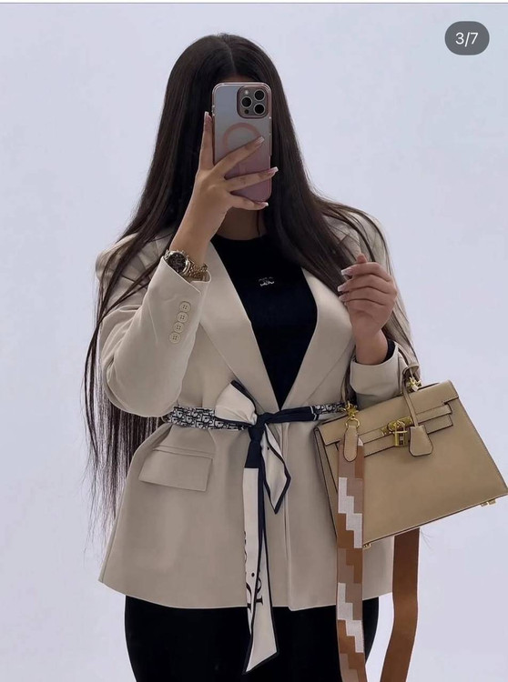 نمای نزدیک از کیفیت پارچه و دوخت کت مازراتی مزوندوز آروما فشن