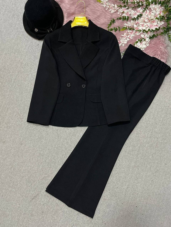 جزئیات دوخت و لاییکوبی جلوی کت شلوار بهاران مشکی زنانه با کیفیت تضمینی آروما فشن👗✨