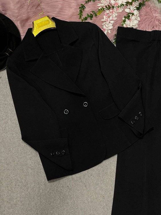 نمای نزدیک از پارچه کرپ مازراتی لاییکوبی شده کت شلوار بهاران مشکی آروما فشن👗✨