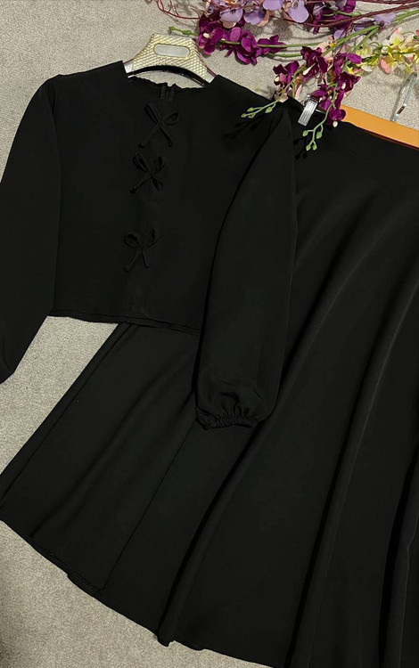 نمای نزدیک از جزئیات دوخت و کیفیت پارچه ست کت و دامن افرا آروما فشن