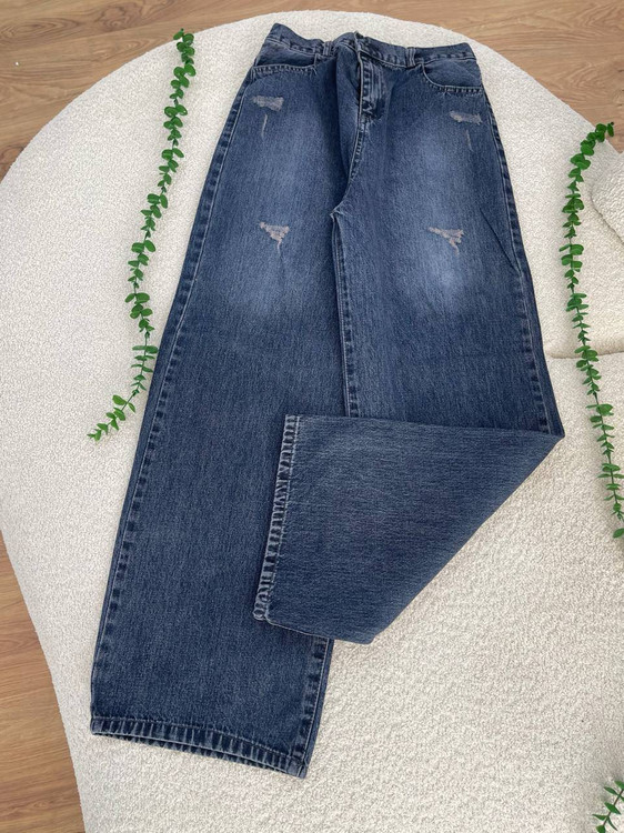 نمای نزدیک از کیفیت پارچه و دوخت شلوار جین بگ ژیوار k در فروشگاه آروما فشن