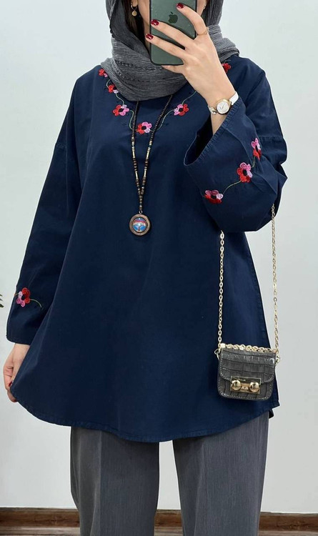 نمای نزدیک گلدوزی روی آستین شومیز گل محمدی آروما فشن با دقت در دوخت و کیفیت