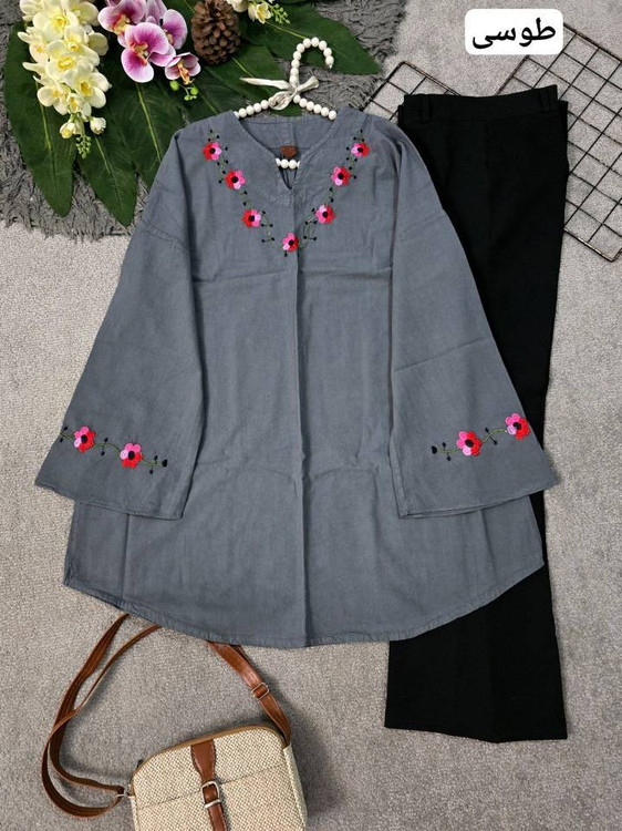 استایل شیک زنانه با شومیز گل محمدی و شلوار پارچهای مناسب مهمانی و روزمره
