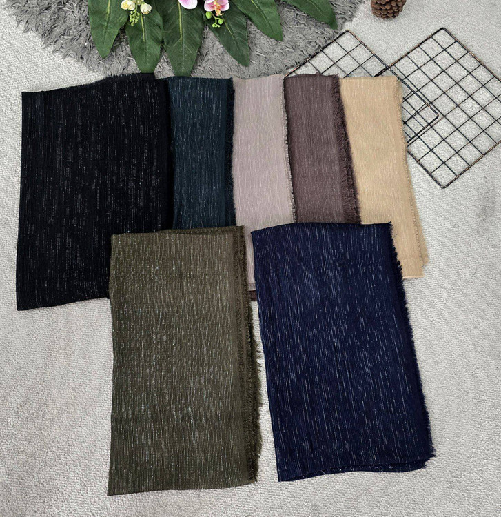 شال دور ریش لمهدار و پلیسه مدل k رنگ زیتونی مناسب ست کردن با شومیز آروما فشن