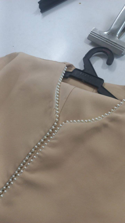 ست کت و شلوار زنانه شیک آروما فشن - کرپ مازراتی نخ توییست با طراحی مزونی و مروارید دوزی