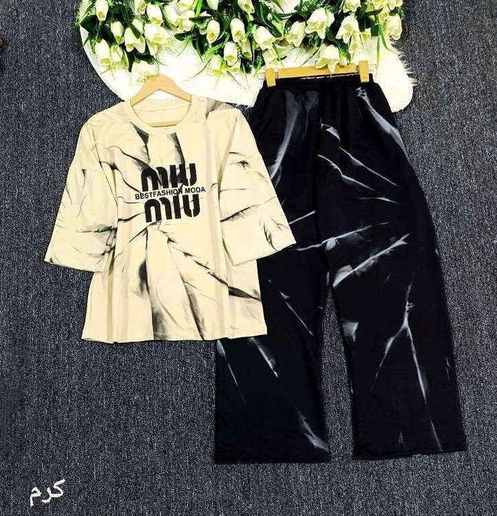 نمای نزدیک از طرح پیسوله میو میو روی تیشرت - چاپ با کیفیت بالا روی پارچه گلکسی نخ پنبه