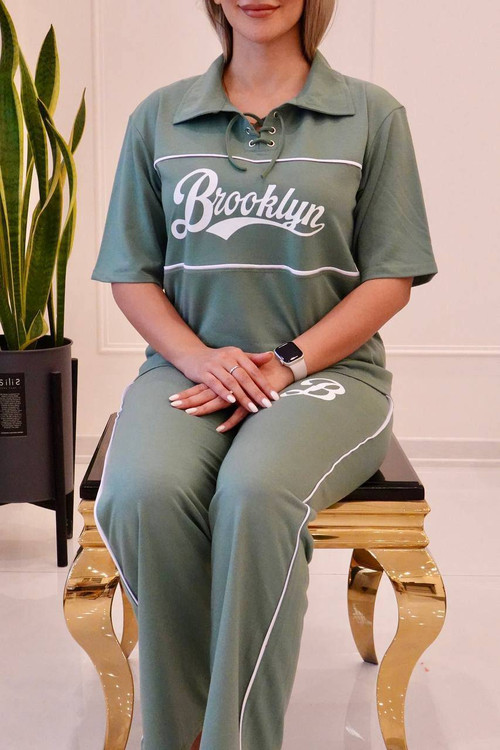 ست تیشرت شلوار دورس رنگ قهوهای - طرح چاپ BROOKLYN، شلوار با کمر کشی و دو جیب