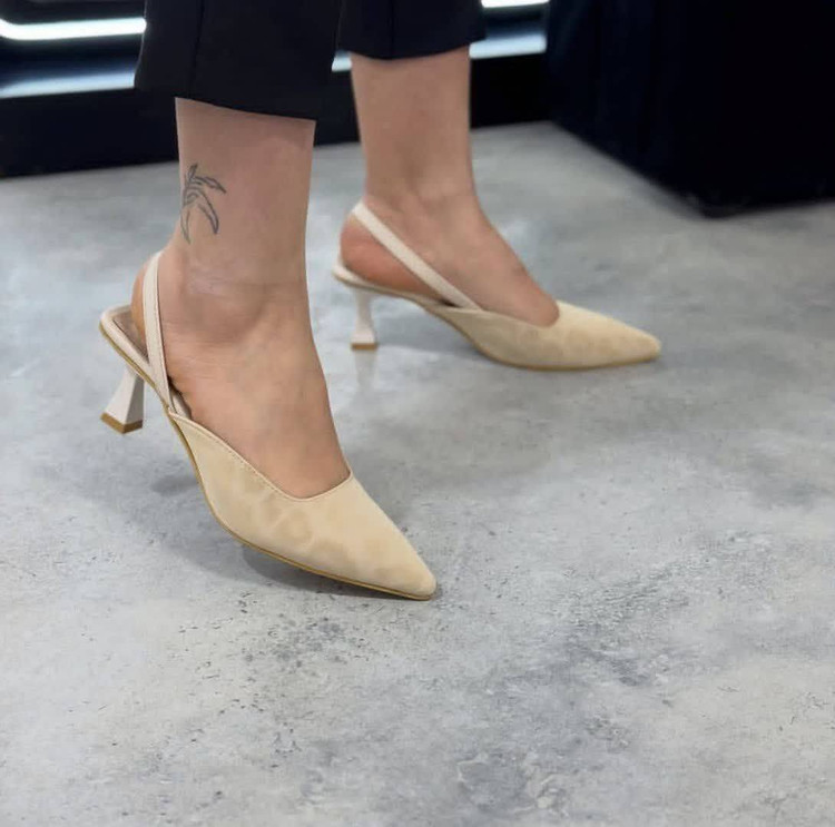 کفش پاشنهدار پلنگی رنگ قهوهای — طراحی نوک تیز با بند پشتی، مناسب استایل مجلسی و روزمره