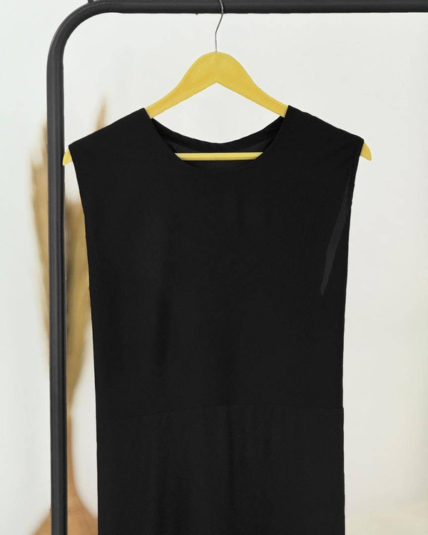 جزئیات دوخت و کیفیت پارچه الیزه سارافون مشکی زنانه آروما فشن