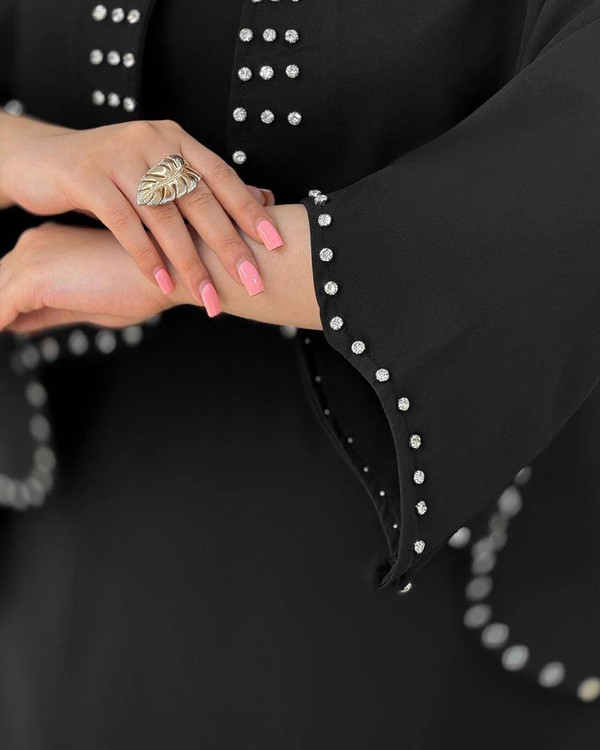 نمای پشت کت سارافون مجلسی مشکی با ایستایی عالی پارچه کرپ مازراتی