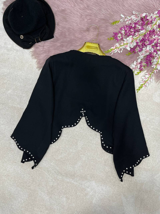 نمای روبرو مدل با کت سارافون سنگدوزیF مشکی برند آروما فشن