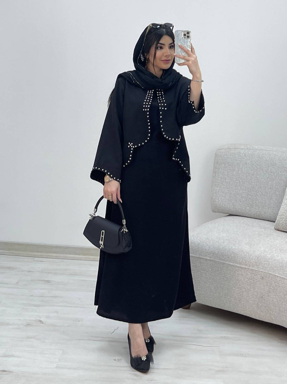 ترکیب رنگ مشکی و سنگدوزیهای براق کت مجلسی در نور طبیعی