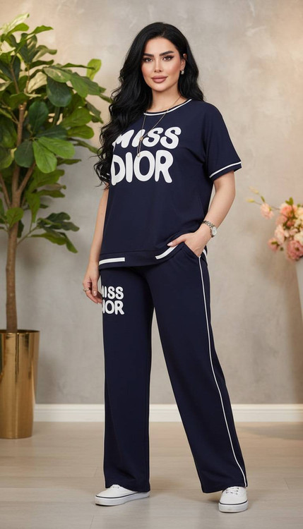 نمای نزدیک چاپ MISS DIOR روی تیشرت - طراحی مینیمال و شیک