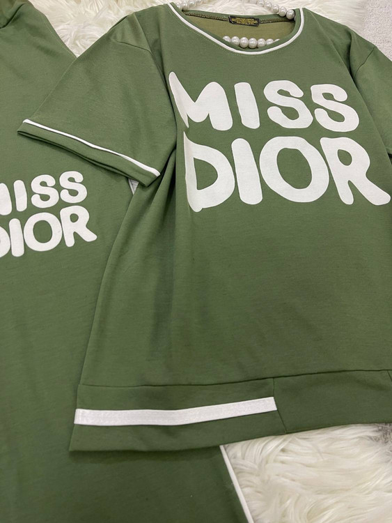 تنخور ست دو تیکه میس دیور روی مدل - استایل اسپرت و راحت