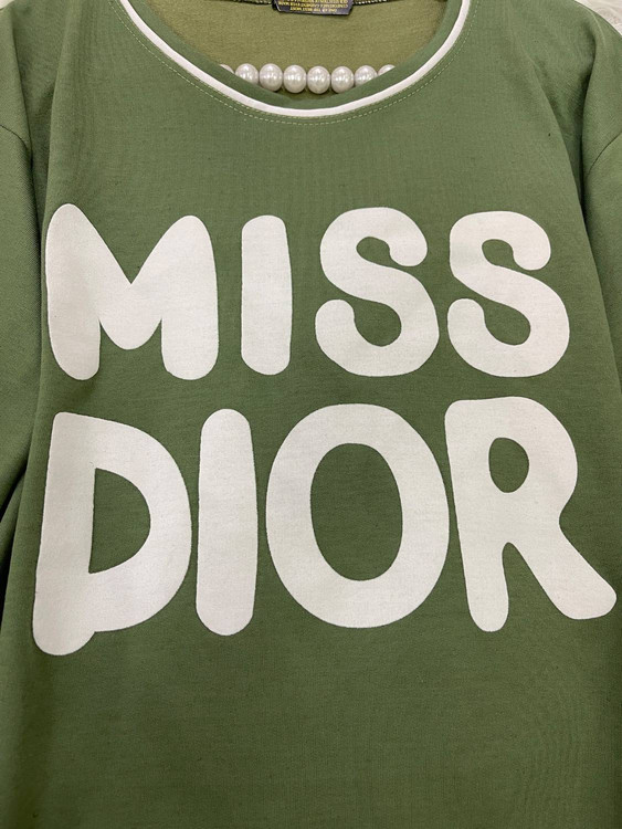 نمای نزدیک پارچه گلکسی نخ پنبه ست میس دیور - کیفیت عالی و لطیف