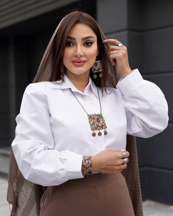 شومیز مجلسی نگینی F شانتون ژاکارد - نمای نزدیک نگیندوزی ظریف