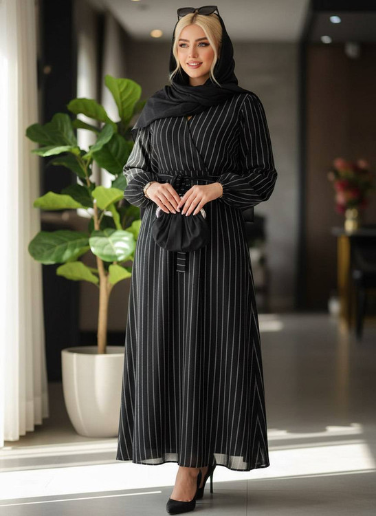 نمای نزدیک پیراهن حریر راه راه با یقه چپ و راستی زنانه