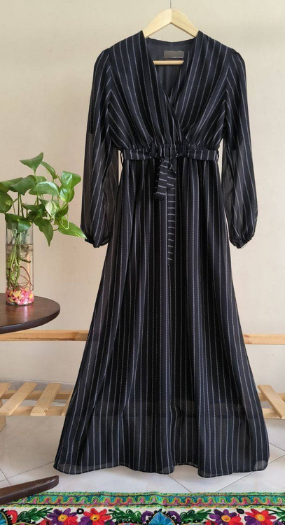 نمای پشت پیراهن حریر راه راه ماکسی زنانه مشکی