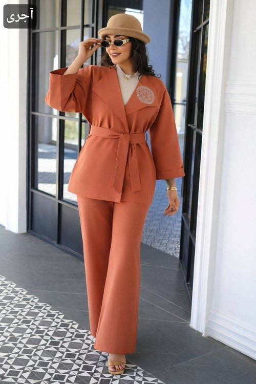 نمای پشت ست مانتو کتی صباF با کمربند و شلوار کشدار کتان سیلک