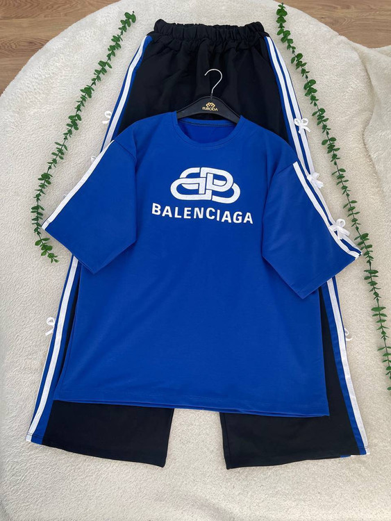 ست تیشرت شلوار بالنسیاگا رنگی آبی با لوگوی سفید بالنسیاگا روی تیشرت و شلوار مشکی با نوار سفید کناری