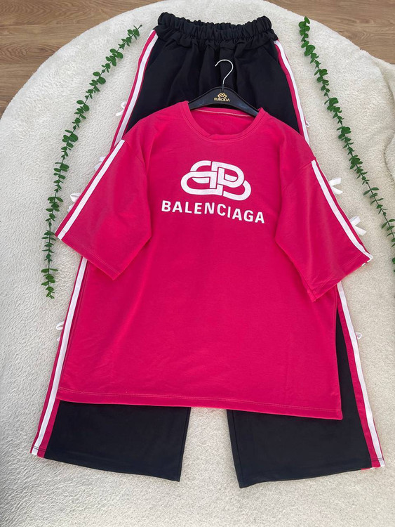 نمای نزدیک تیشرت آبی بالنسیاگا با چاپ لوگوی برند و آستینهای سهربع با نوار سفید تزئینی