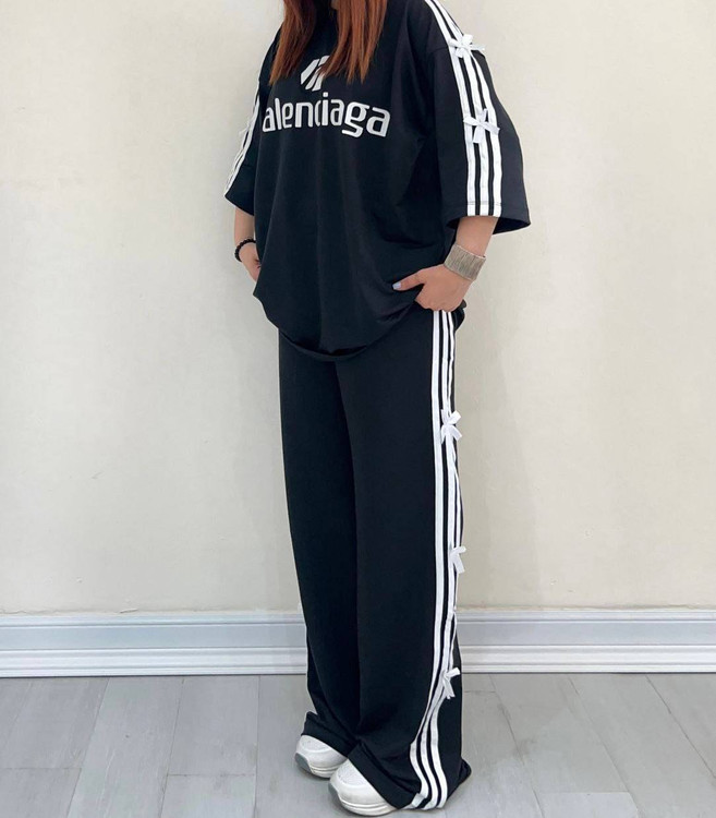 نمای کامل ست تیشرت شلوار بالنسیاگا روی زمینه سفید با تزئینات سبز گیاهی