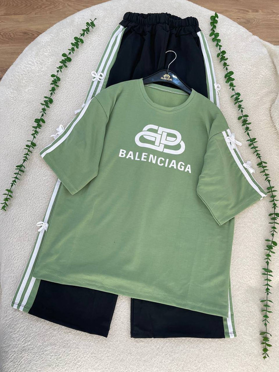 نمای پشت تیشرت بالنسیاگا آبی با طراحی ساده و شیک مناسب استفاده روزمره