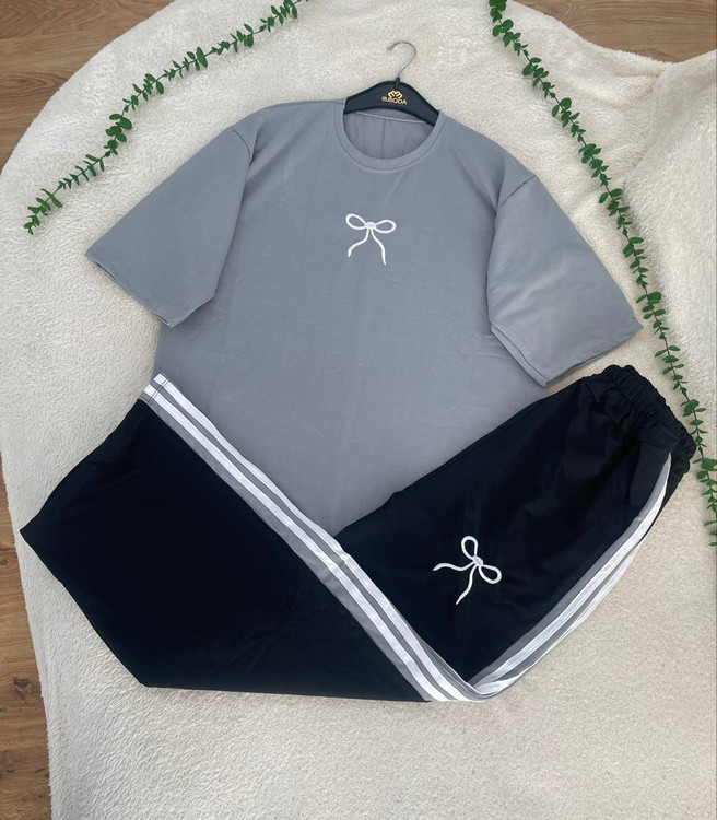 ست تیشرت شلوار پاپیونی مشکی با نوار سفید کناری شلوار اسپرت