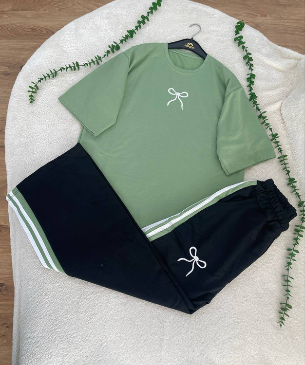 نمای نزدیک پاپیون گلدوزی شده روی تیشرت دورس گلکسی آروما فشن