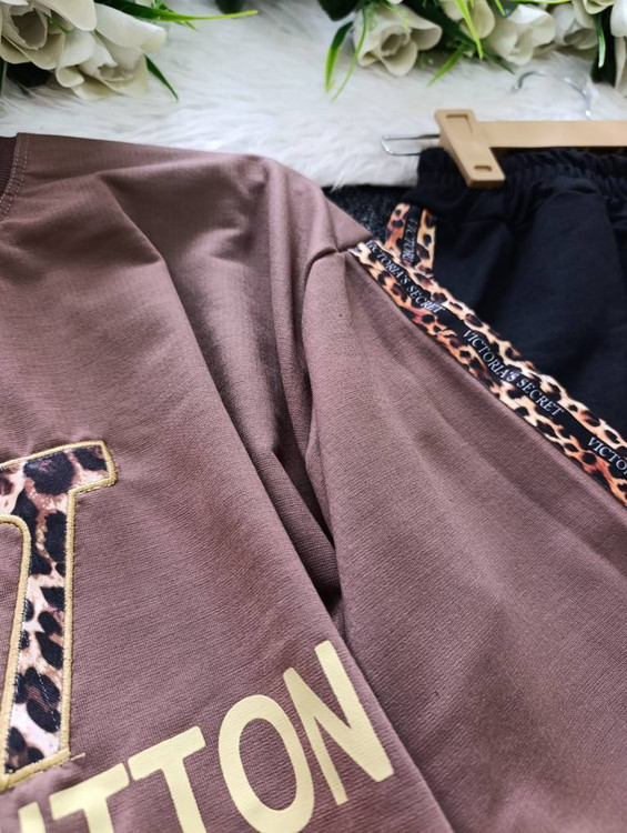 ست لویی ویتون پلنگی رنگ سدری - نمای نزدیک یقه گرد و آستین تیشرت با چاپ پلنگی شیک