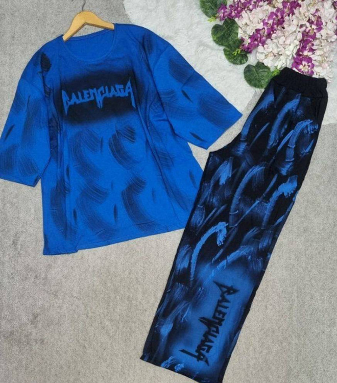 ست هانل H آبی - نمای نزدیک تیشرت با طرح گرافیتی مدرن و جنس نخ پنبه درجه یک