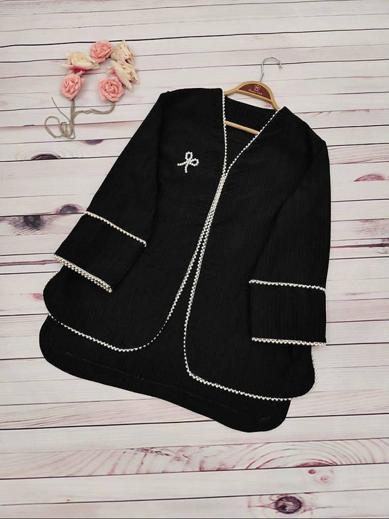 مانتو کتی پاپیون N نمای نزدیک جزئیات مرواریددوزی و پاپیون روی یقه مانتو زنانه شیک