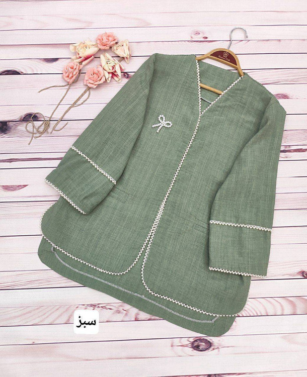 مانتو کتی پاپیون N نمای بغل و آستین مانتو با خرجکار مرواریددوزی دور آستین