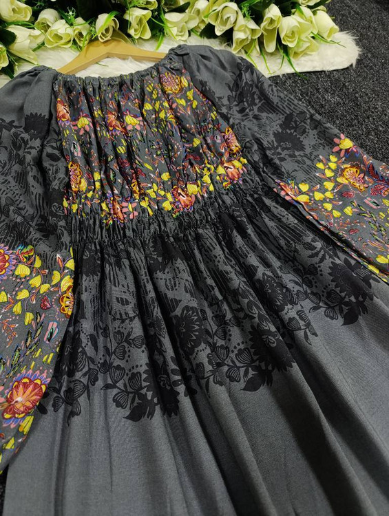 ساحلی طوسی فری سایز - نمای نزدیک از بافت پارچه درجه یک