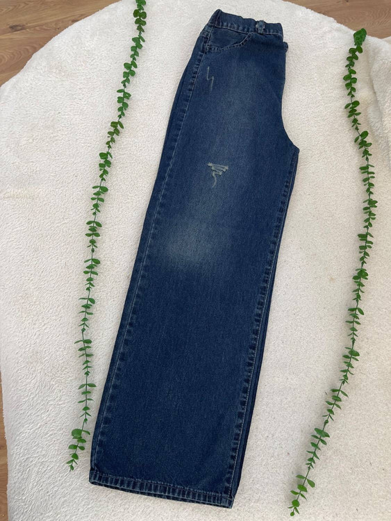 شلوار جین بگ ژوبین زنانه ست شده با کتونی سفید استایل اسپرت و مدرن